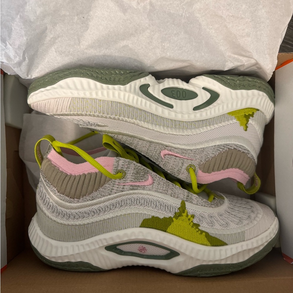 NWOT Nike Cosmic Unity 3 Sneakers